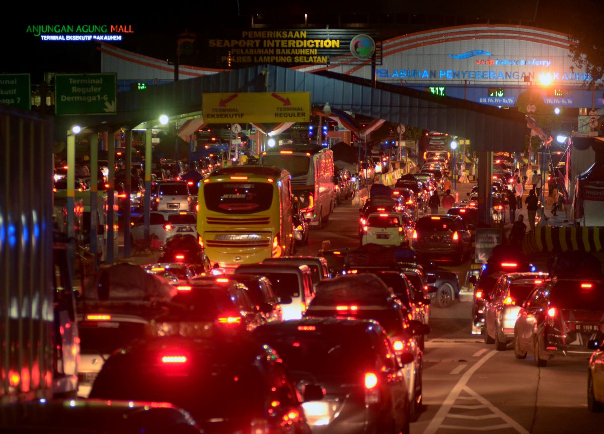 Sejumlah kendaraan mengantre di pintu masuk (tol gate) Pelabuhan Bakauheni, Lampung.