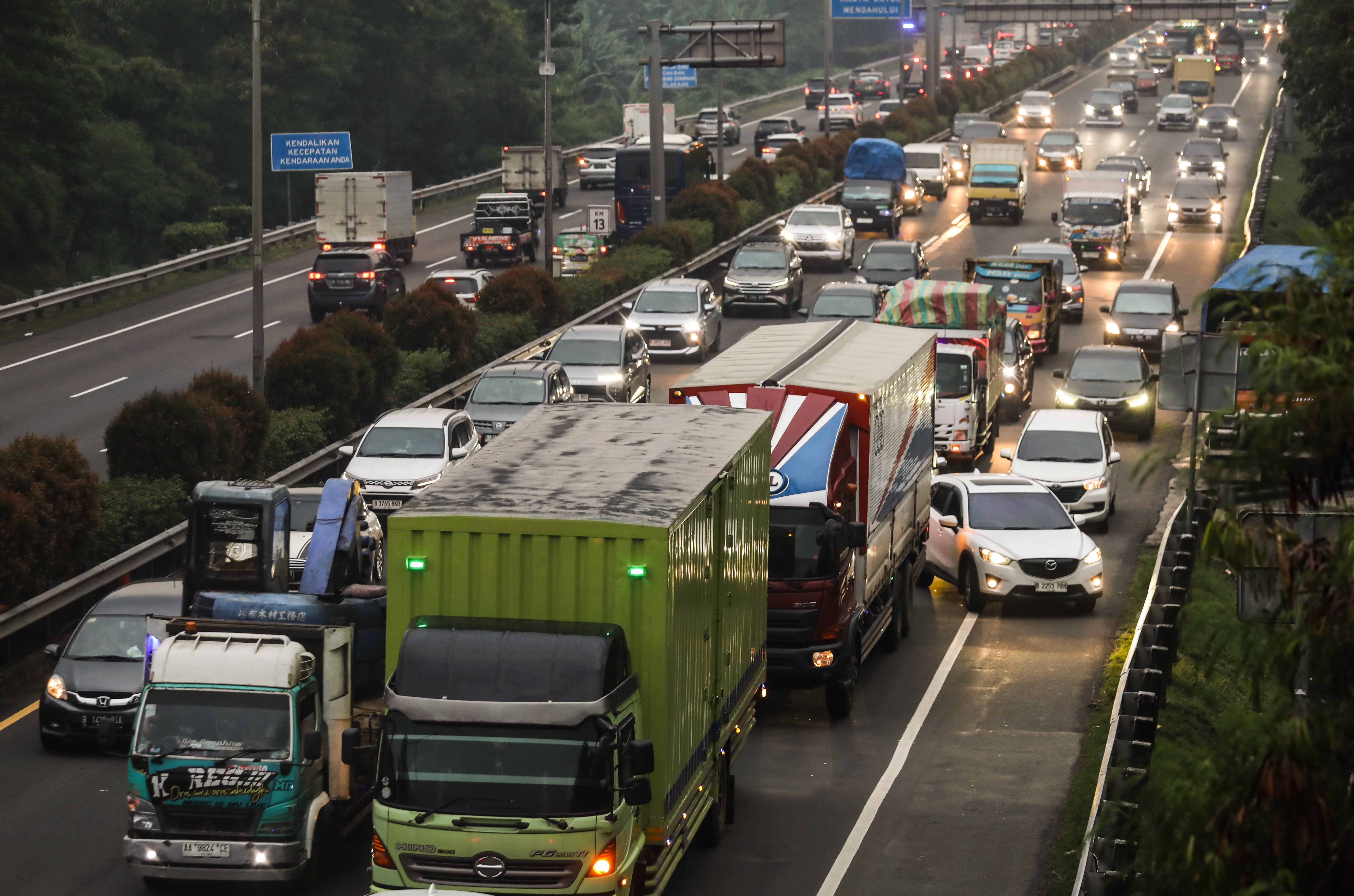 Kendaraan angkutan barang melintas di ruas tol JOOR 2