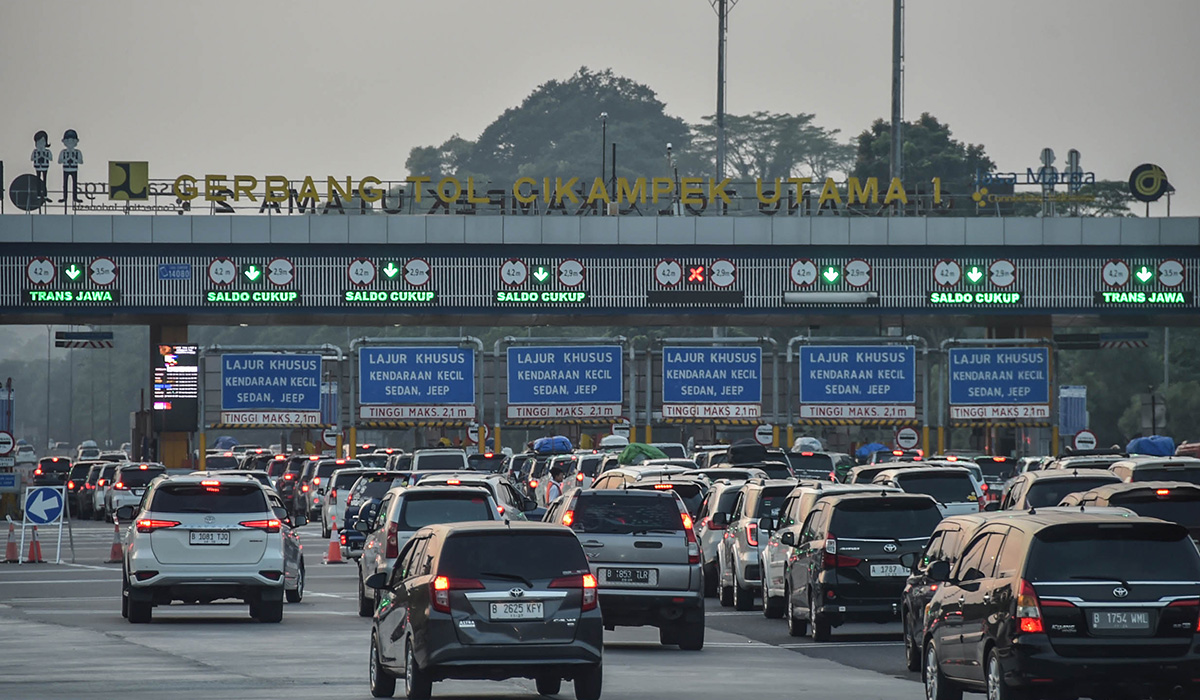 Sejumlah kendaraan melintas seekitar pukul 06.00-07.00 di Gerbang Tol Cikampek Utama menuju arah Tol Cipali di Karawang, Jawa Barat.