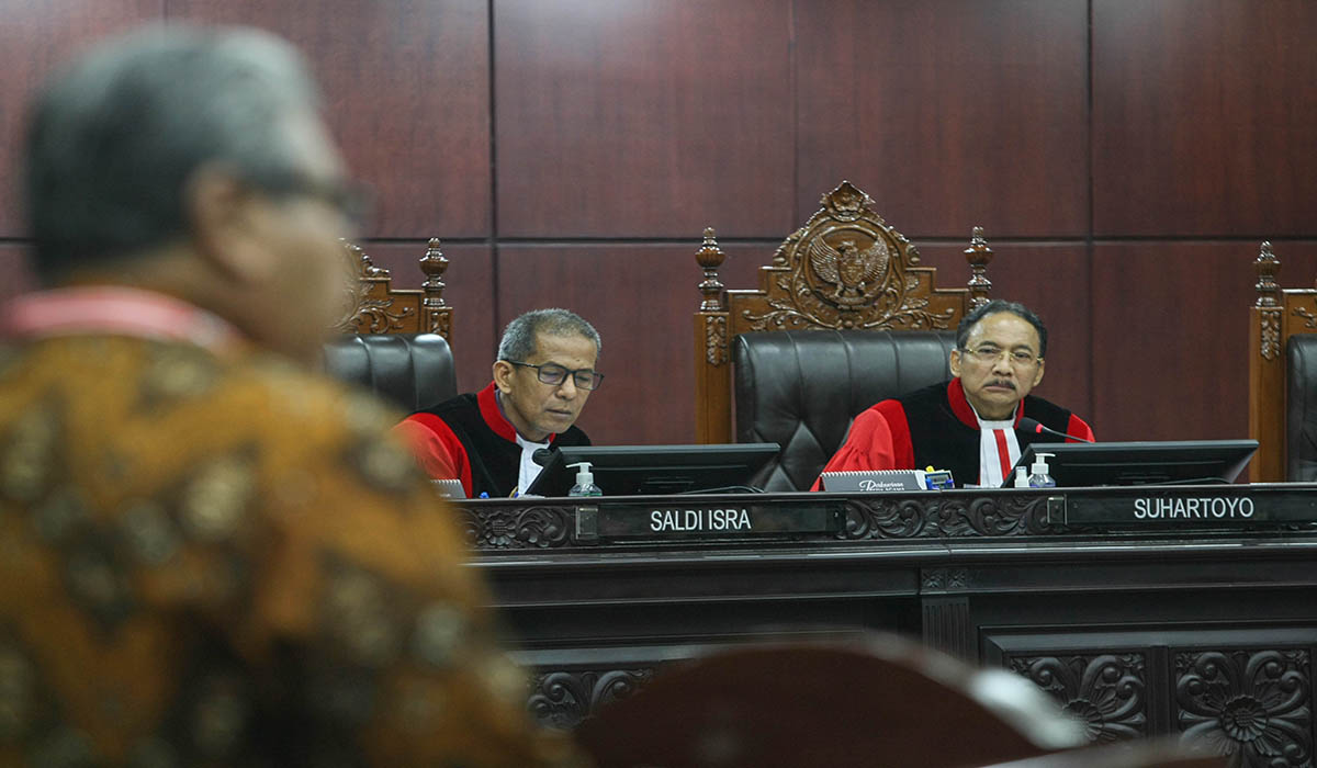 Ketua Hakim Konstitusi Suhartoyo (kanan) memimpin sidang lanjutan PHPU Pilpres 2024 di Mahkamah Konstitusi, Jakarta.