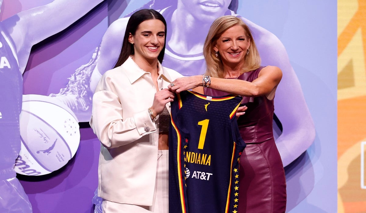 Caitlin Clark berpose dengan Komisioner WNBA Cathy Engelbert usai dipilih Indiana Fever di draft WNBA