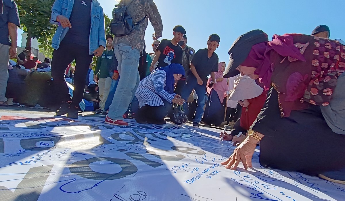 Massa dari berbagai elemen menggelar aksi unjuk rasa mendesak DPR RI untuk menggunakan hak angket untuk mengusut dugaan kecurangan Pemilu