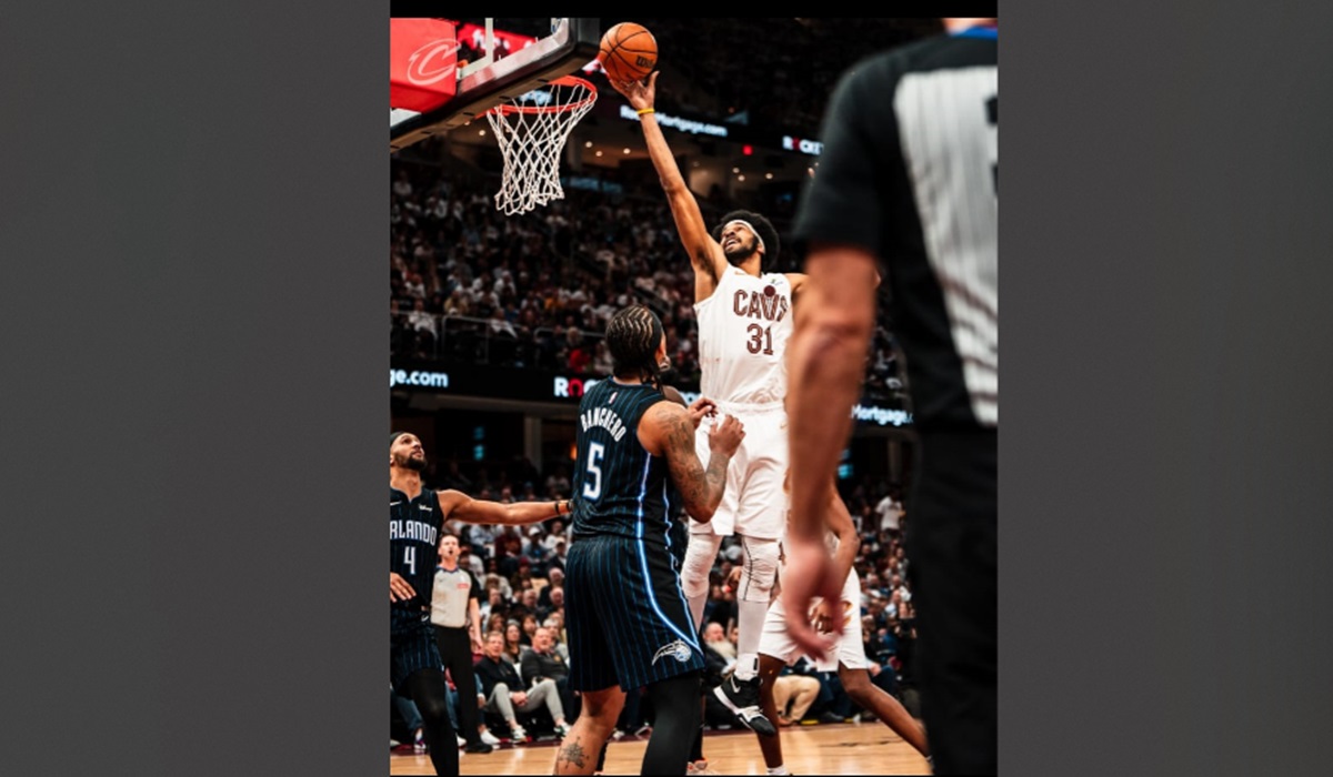 Pebasket Cleveland Cavaliers Jarrett Allen melakukan rebound dalam laga NBA melawan Orlando Magic.