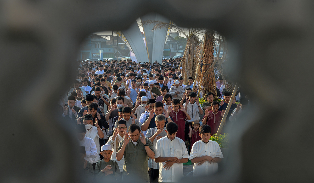  Umat Islam yang melaksanakan Shalat Idul Fitri di Masjid Raya Al Jabbar, Gedegage, Bandung, Jawa Barat.