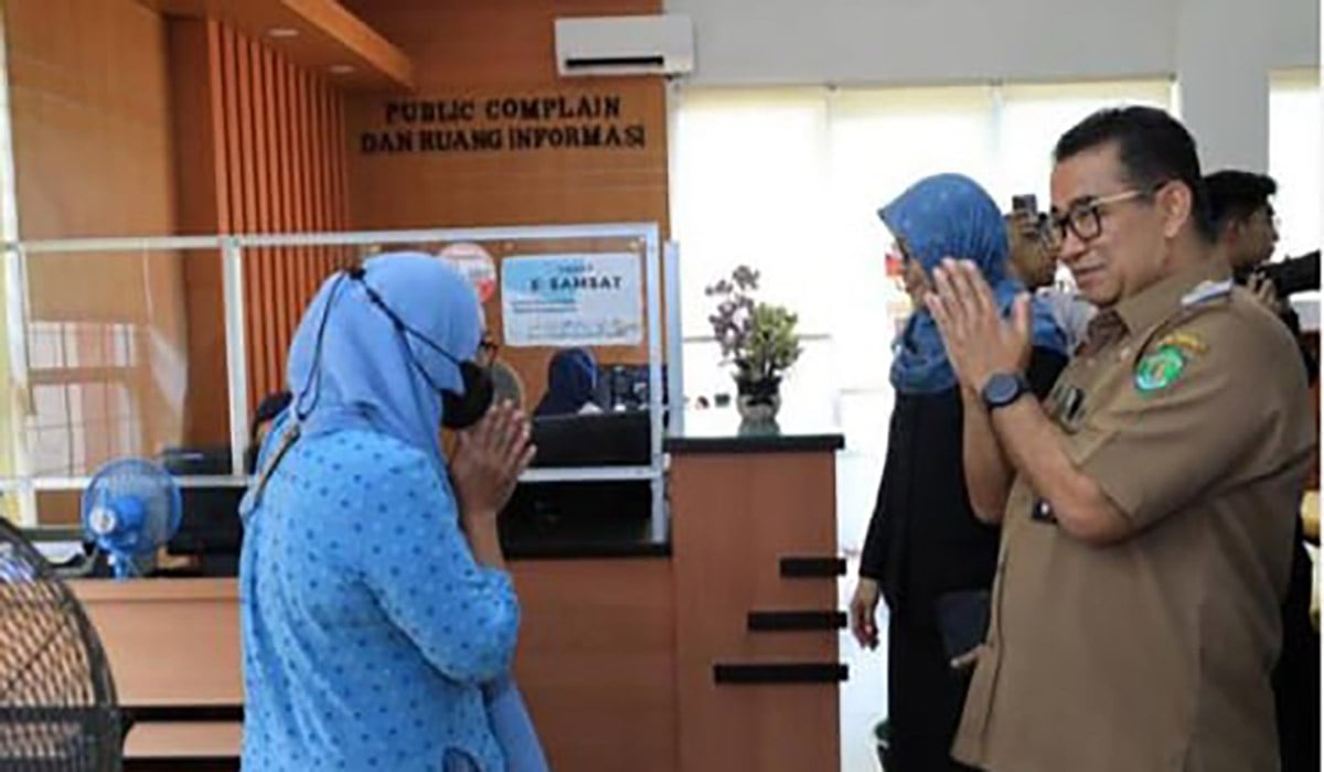 Pj Gubernur Kalimantan Timur Akmal Malik meninjau pelayanan publik pada Selasa (16/4).