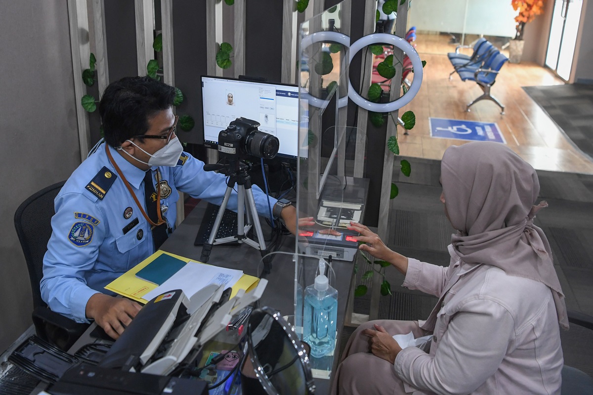 Dirjen Imigrasi Kemenkum dan HAM, Silmy Karim, mengumumkan masyarakat sekarang dapat mengurus paspor elektronik (e-paspor) di seluruh kantor