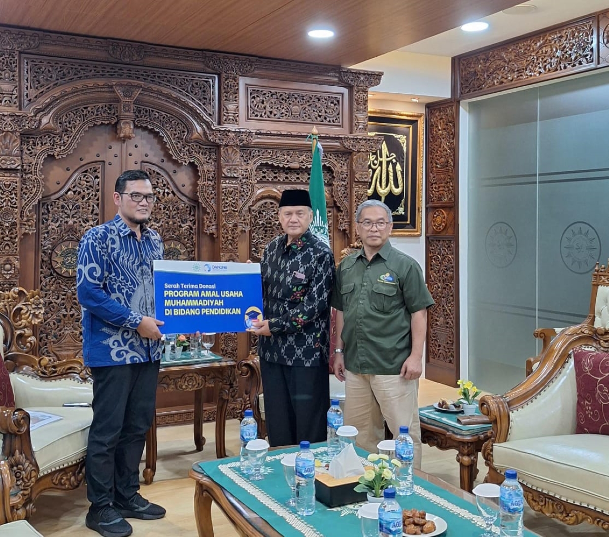 Penyerahan simbolis donasi untuk mendukung pendidikan umat melalui Program Amal Usaha Muhammadiyah