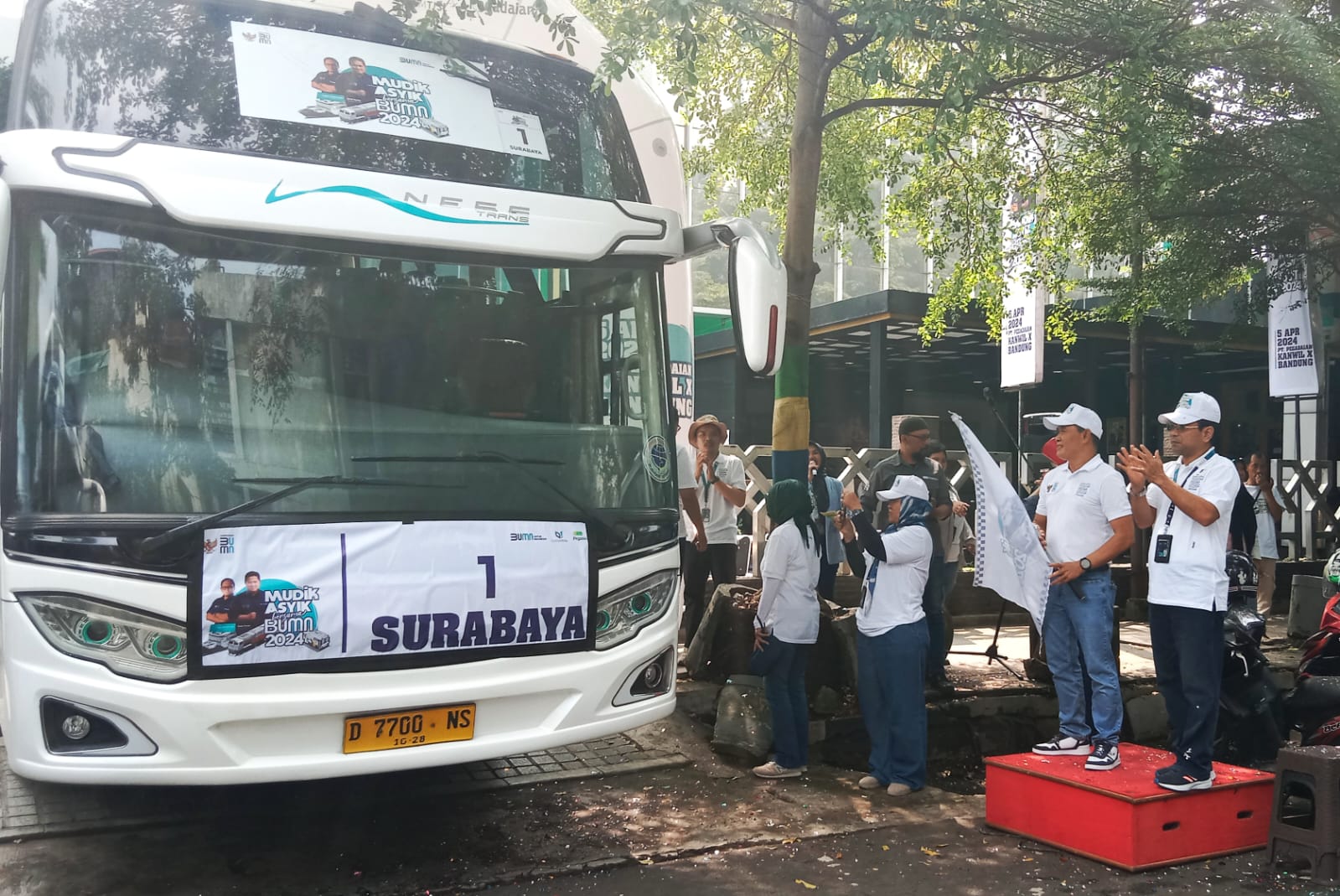 Pimpinan Pegadaian Kanwil X Jawa Barat memberangkatkan bus yang membawa pemudik dari Bandung