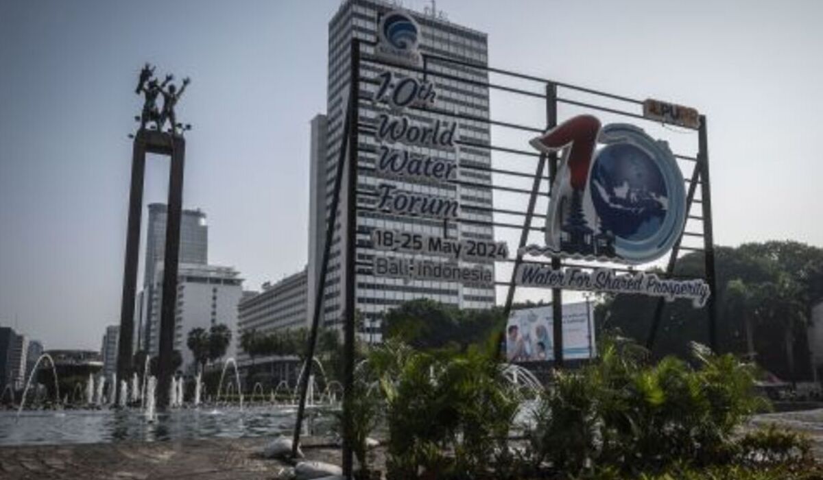 Logo World Water Forum ke-10 2024 terpampang di Bundaran HI, Jakarta.