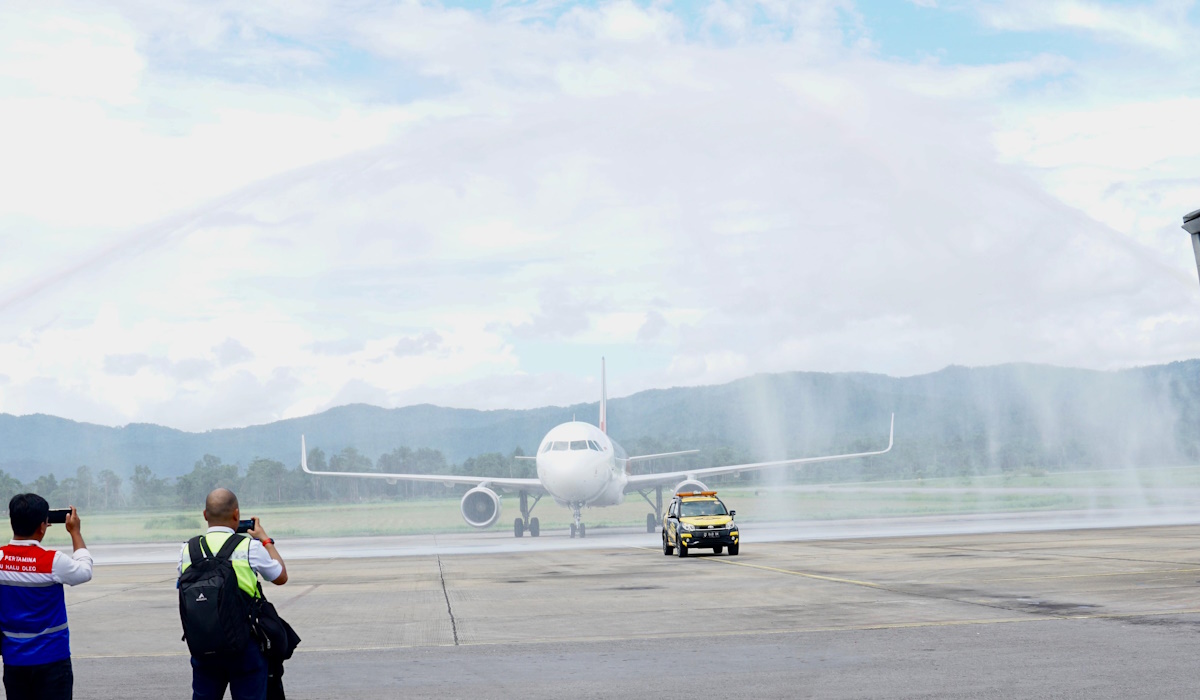 Penyambutan kedatangan penerbangan dengan water salute