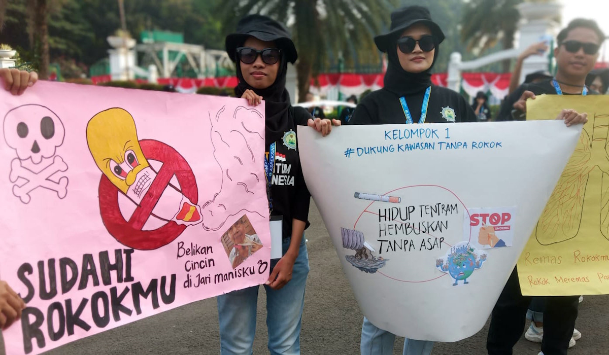 Ilustrasi: aksi massa dari duta maritim Aspeksindo yang berharap tempat-tempat umum atau tempa wisata bebas dari puntung rokok 