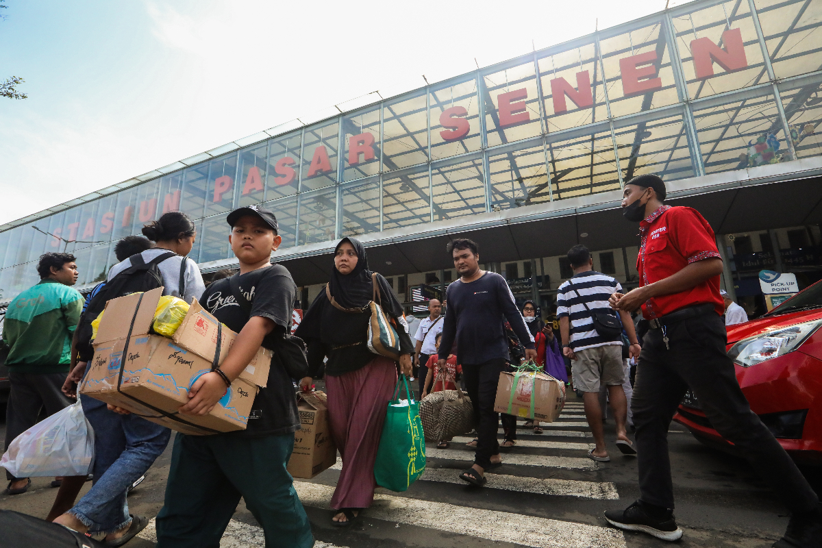 Pemudik arus balik pengguna Kereta Api Dharmawangsa perjalanan Surabaya Pasarturi - Jakarta Stasiun Pasar Senen tiba di Stasiun Pasar Senen,