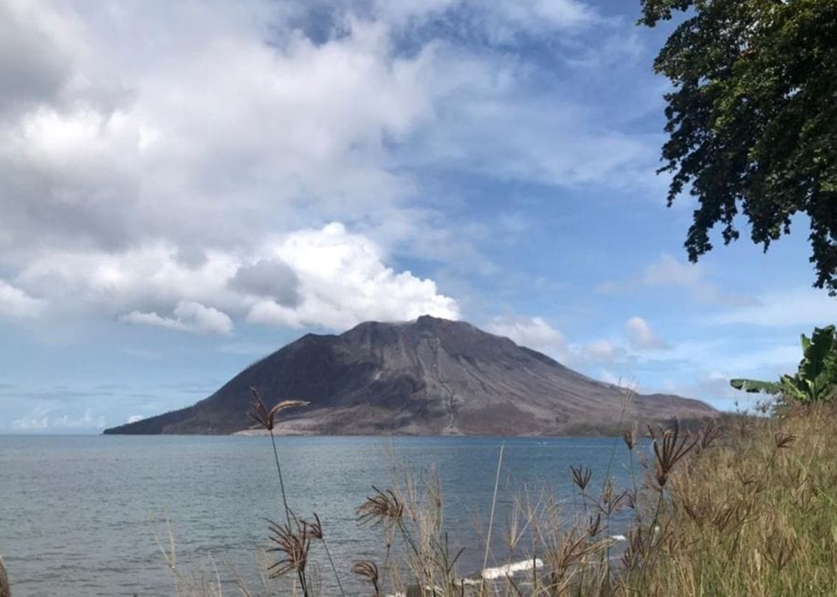 Gunung ruang mengalami erupsi.