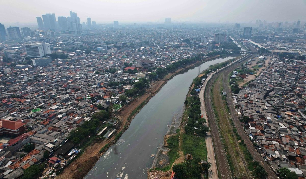 Lanskap aliran Kanal Banjir Barat membelah Kota Jakarta, Selasa (18/07/2023).