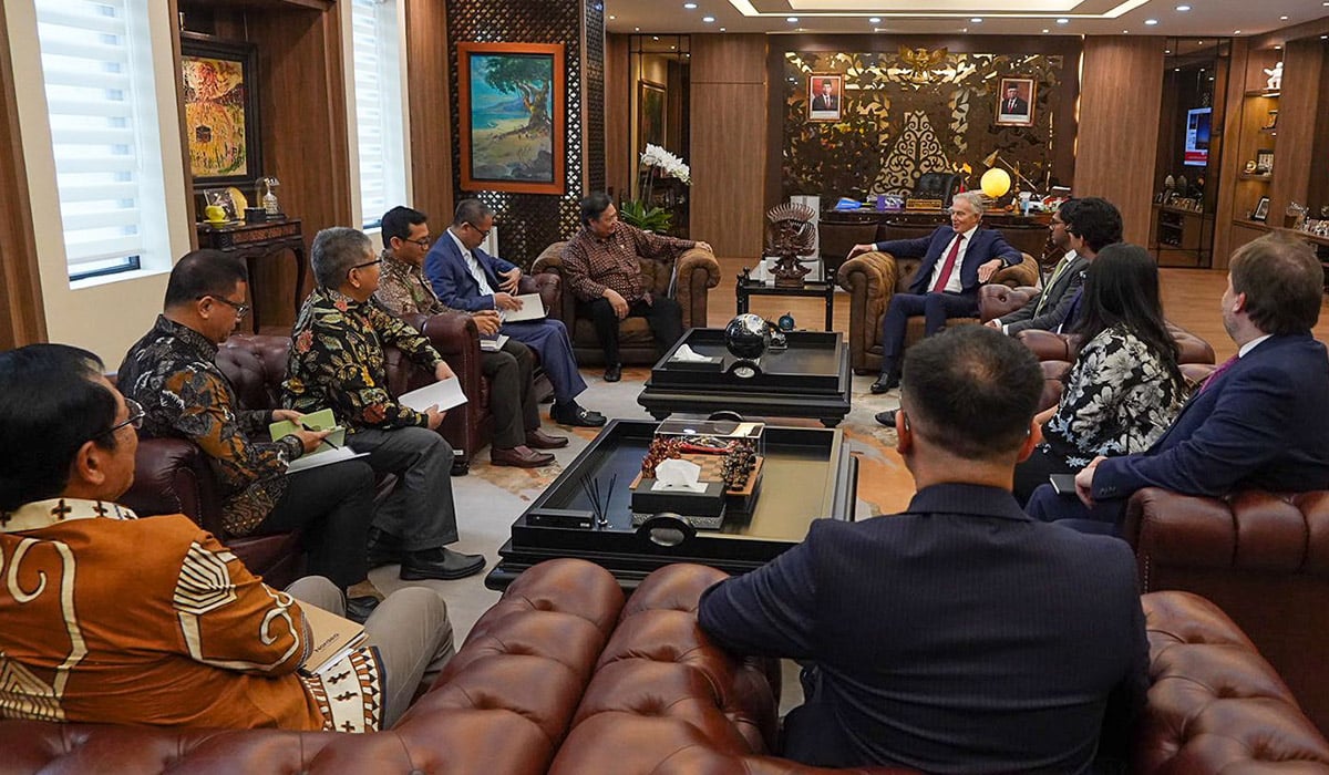 Airlangga Hartarto dan Tony Blair membahas isu geopolitik yang saat ini sedang mencuat di tengah ketidakpastian global lainnya.