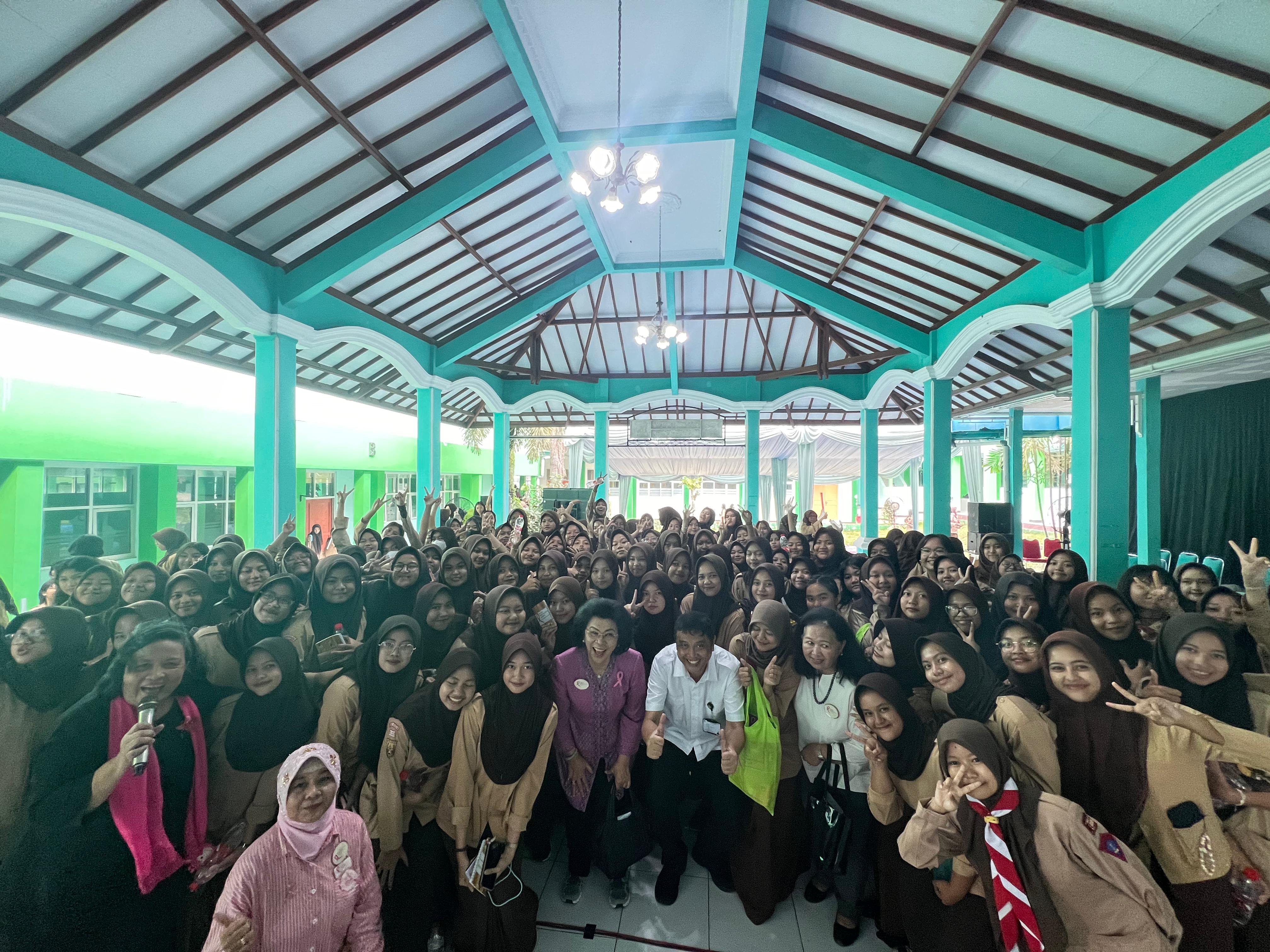 Edukasi kanker payudara kepada kaum  generasi Z di SMAN 1 Jonggol. 