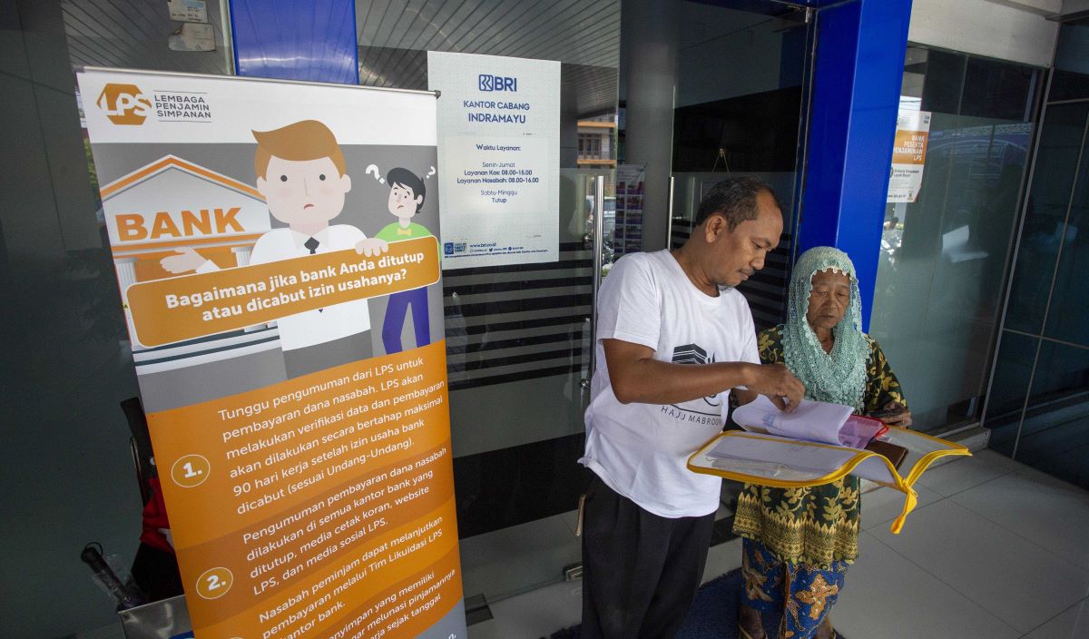 Nasabah menyiapkan berkas untuk pendataan saat proses pembayaran klaim simpanan nasabah Bank Perkreditan Rakyat (BPR) 