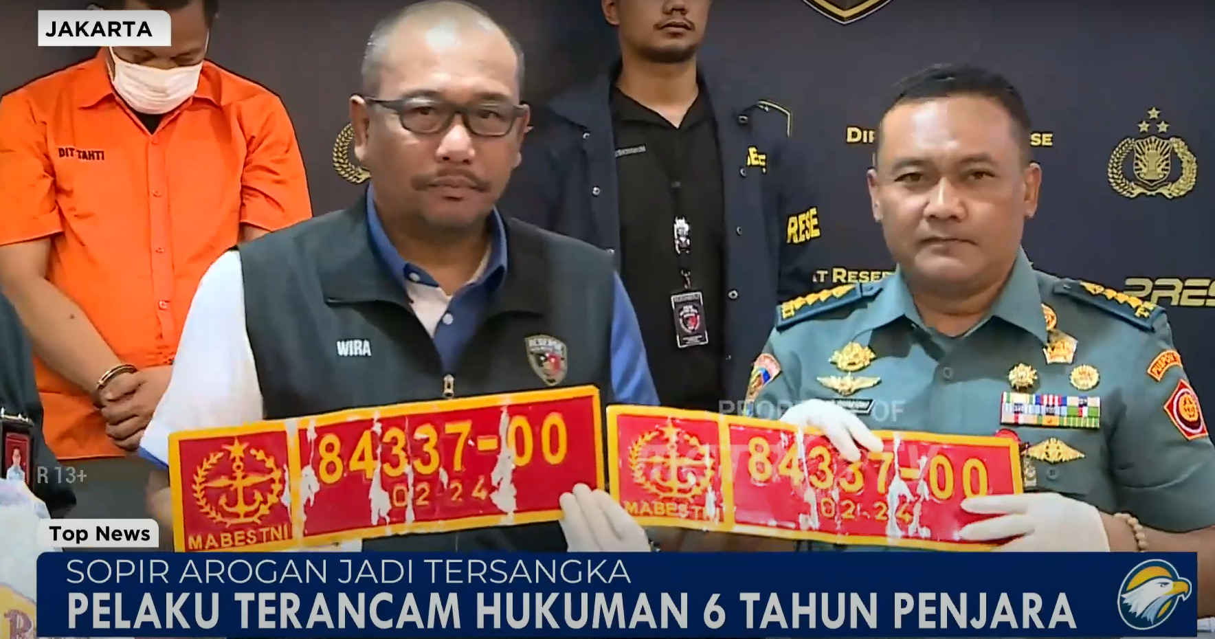 Polisi menunjukan pelat nomor dinas palsu yang digunakan sopir Fortuner arogan
