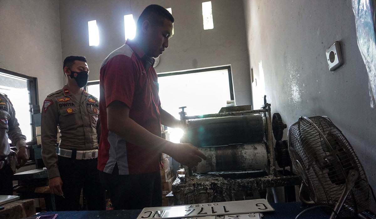 Ilustrasi: petugas mencetak pelat nomor kendaraan warna putih di Kantor Samsat Kabupaten Batang, Jawa Tengah 