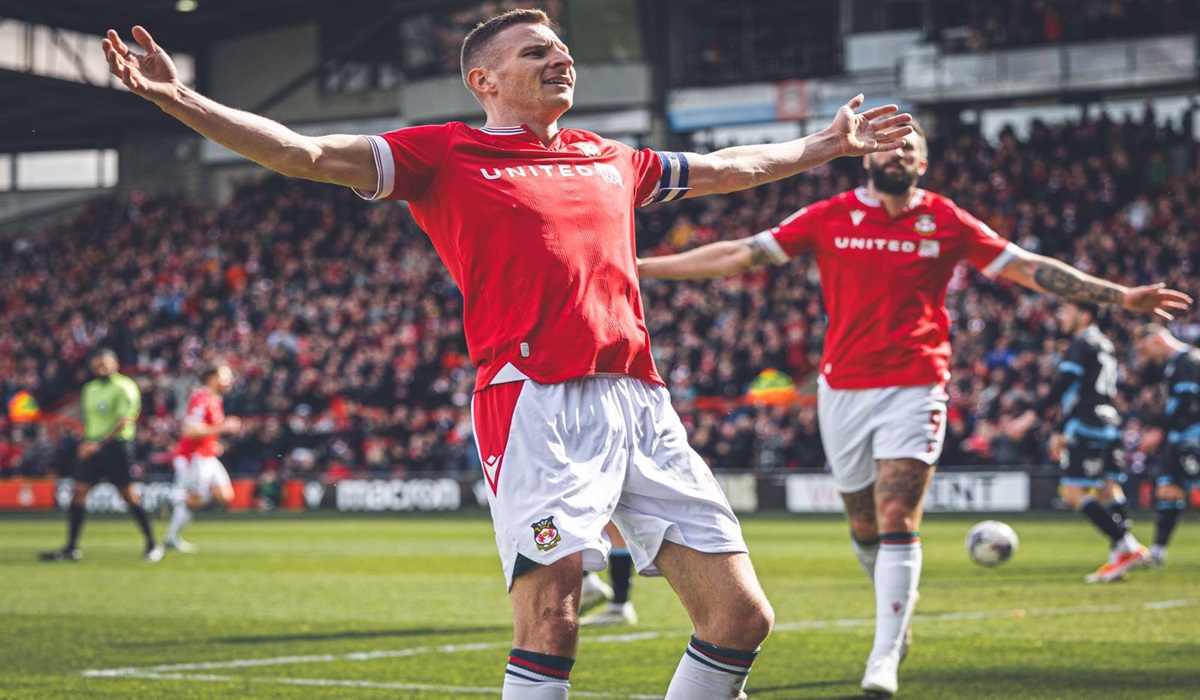 Penyerang Wrexham Paul Mullin melakukan selebrasi usai mencetak gol ke gawang Forest Green di laga League Two.