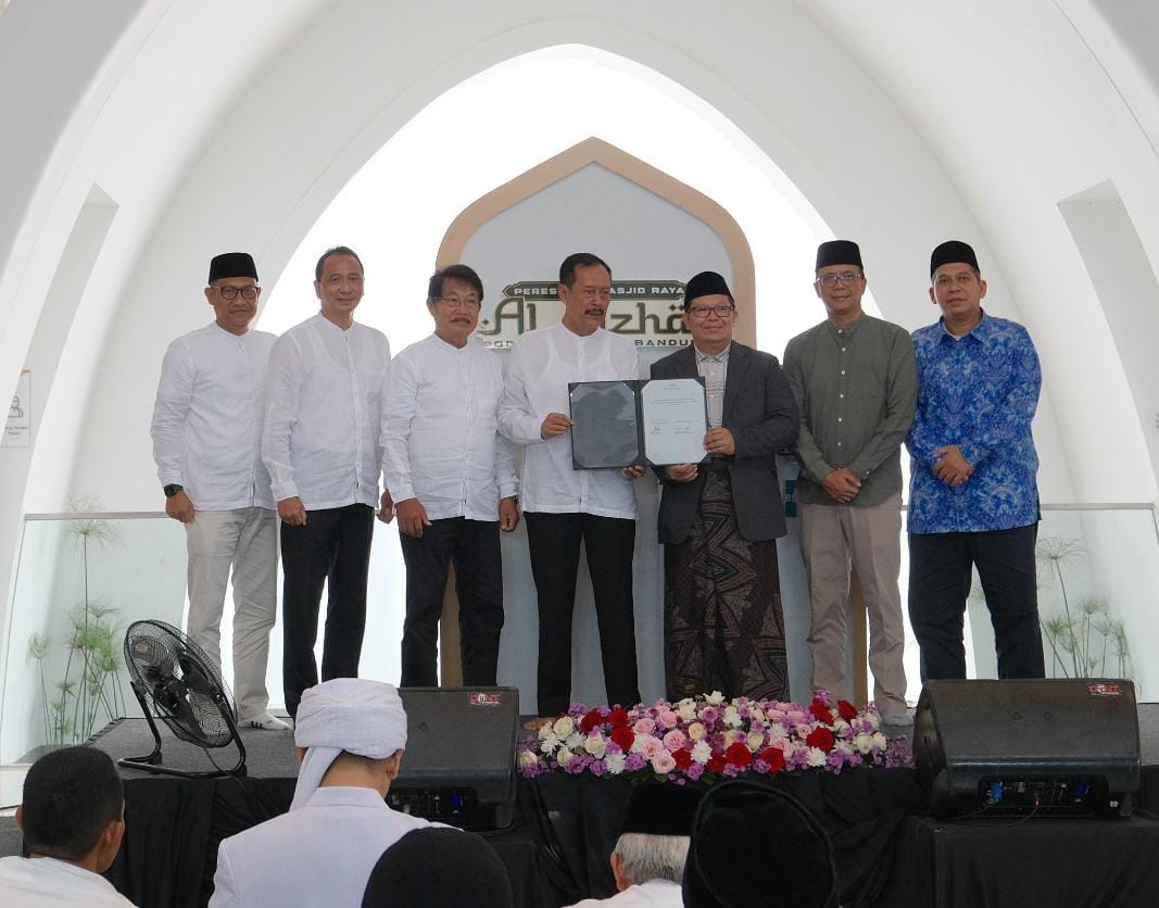Peresmian Masjid Raya Al Azhar di kawasan mandiri Podomoro Park Bandung, yang mendapat dukungan YPI Al Azhar dan Pemkab Bandung. 