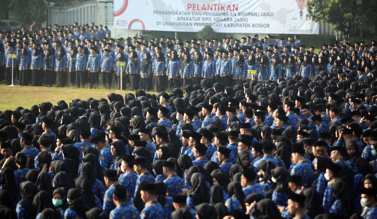 Sejumlah Pegawai Pemerintah dengan Perjanjian Kerja (PPPK) dan Aparatur Sipil Negara (ASN) mengikuti pelantikan