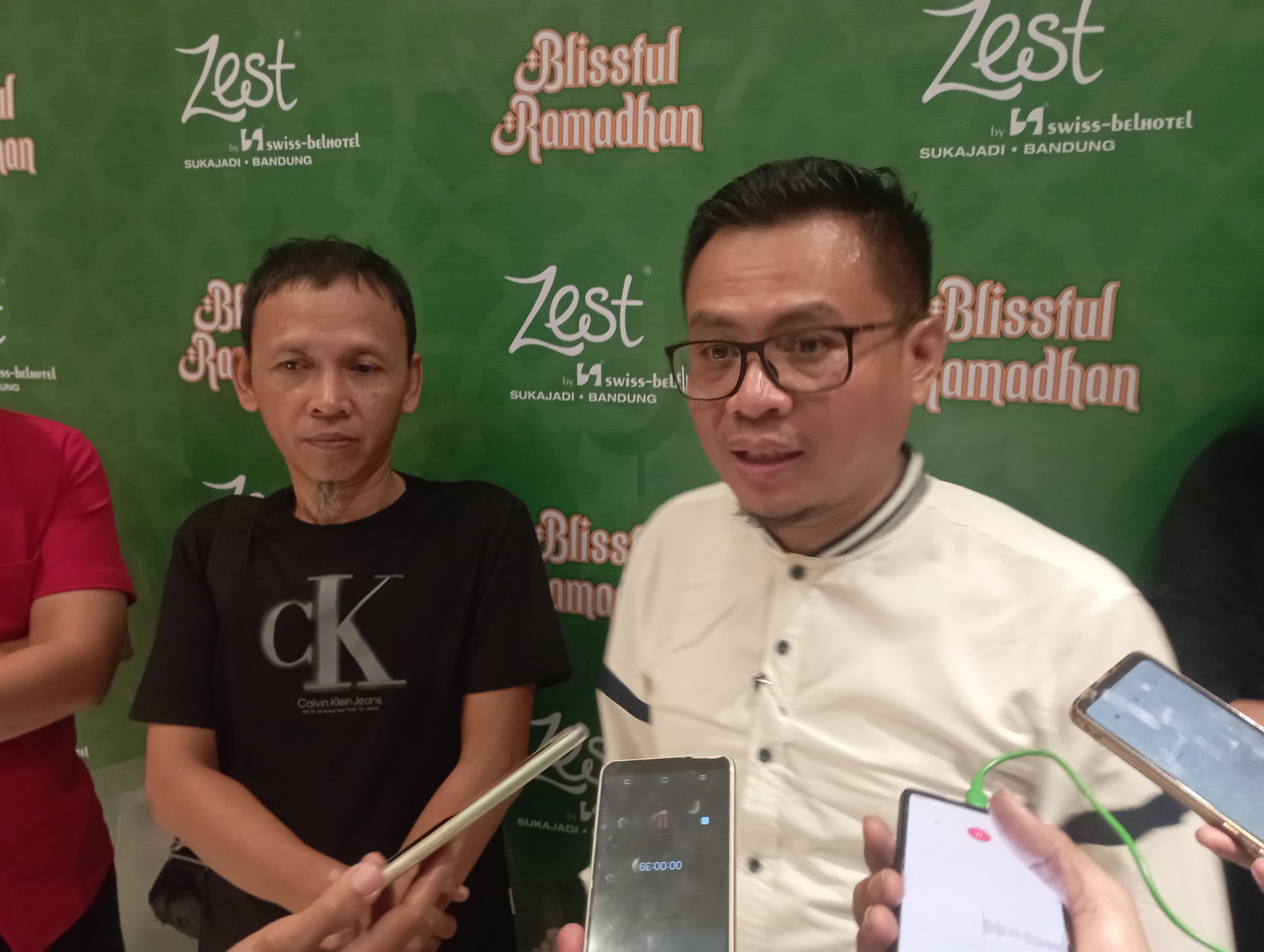  Ayi Koswara, pengusaha asal Bandung, menjajagi profesi baru sebagai produser rekaman