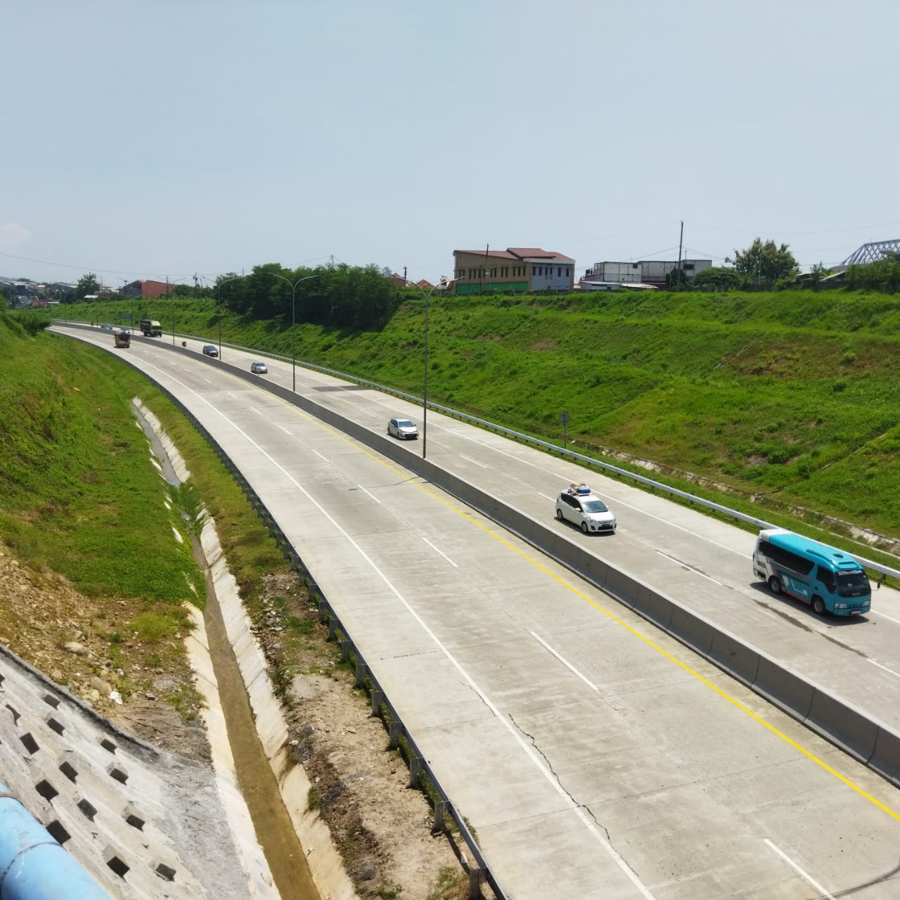 Ruas tol Batang - Semarang terlihat sepi di siang hari.
