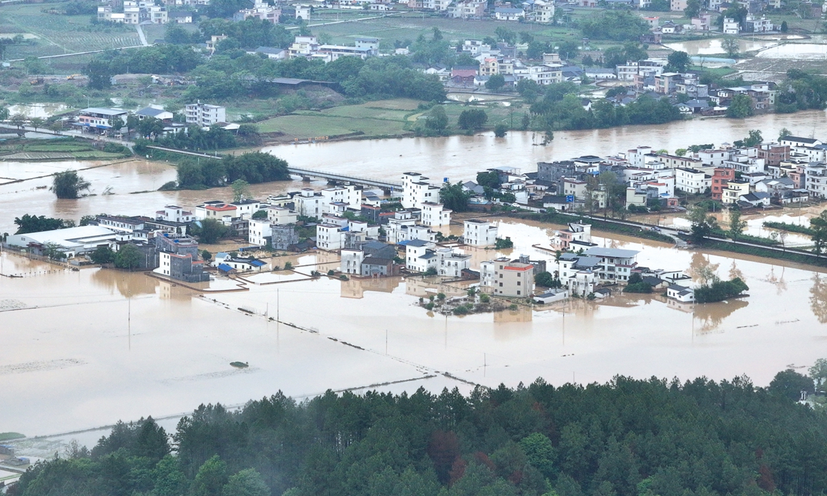 Sungai Dongguanshui meluap akibat curah hujan yang terus-menerus membanjiri sebuah desa di Qingyuan, Provinsi Guangdong, Tiongkok. 