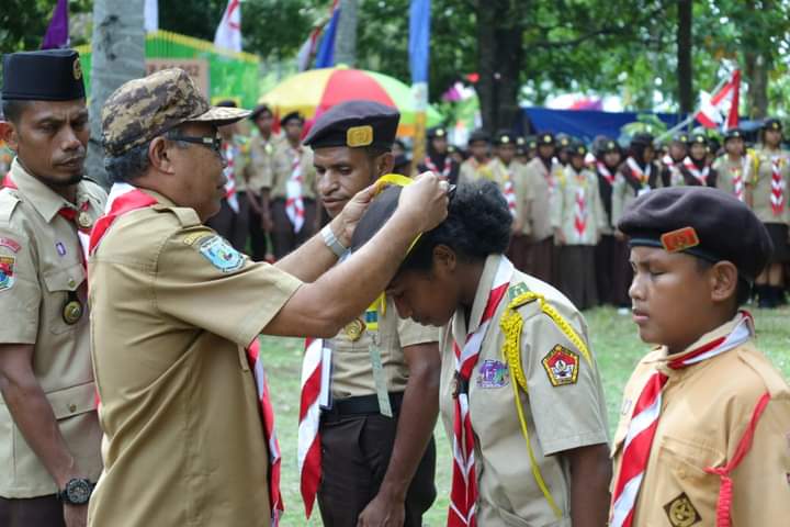 Pemberian kartu anggota perkemahan Pramuka Di Kota Sorong