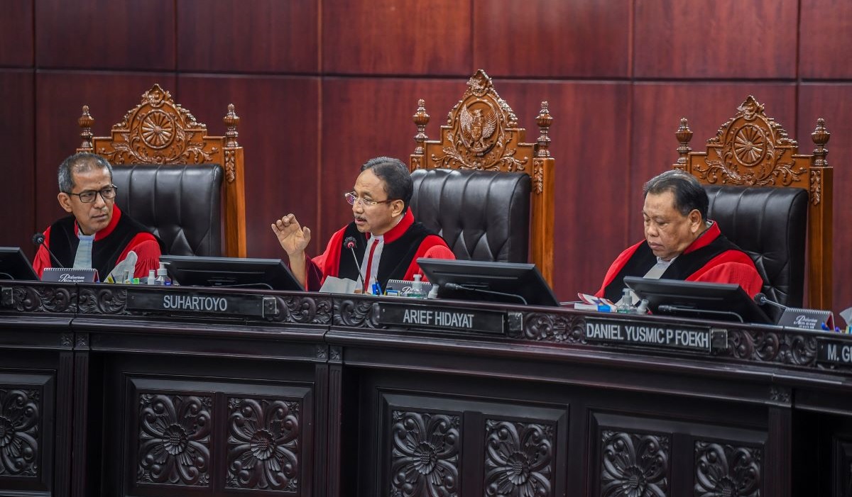 Ketua Mahkamah Konsitusi Suhartoyo, Hakim Konstitusi Arief Hidayat (kanan), dan Saldi Isra (kiri).