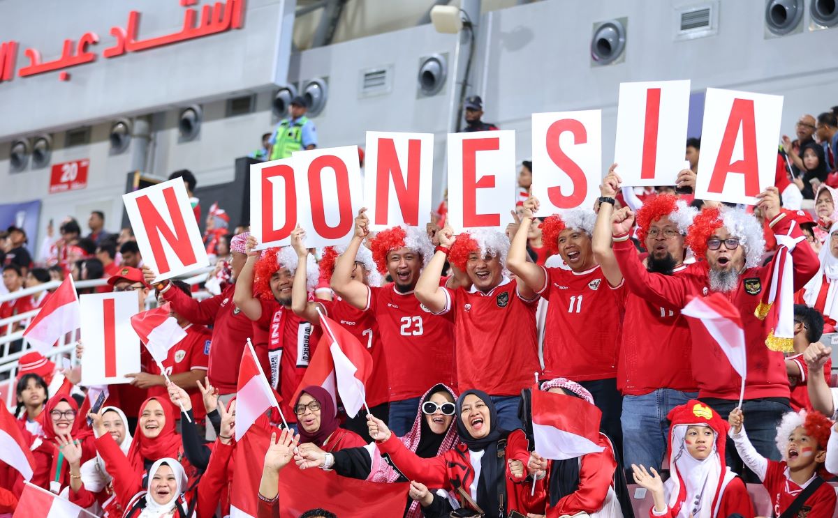 Para pendukung timnas Indonesia memberikan dukungan langsung dari Qatar.