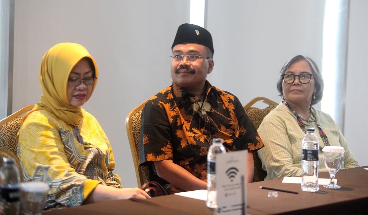 Guru Besar Antropologi Hukum UI Sulityowati Irianto (kanan) didampingi Pemikir Kebhinekaan Sukidi (tengah) dan Peneliti BRIN Siti Zuhro