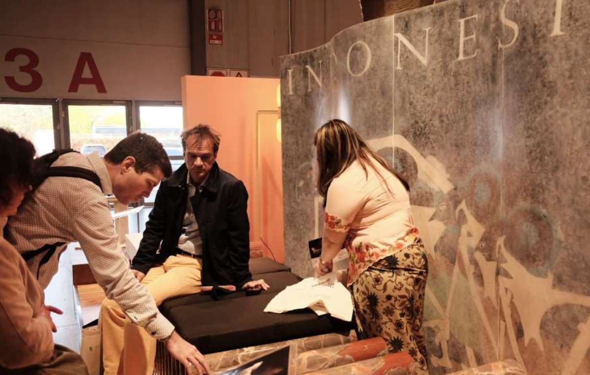 Pengunjung melihat-lihat furnitur di paviliun Indonesia dalam Salone del Mobile 2024 di Milan, Italia.