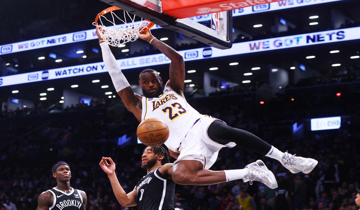 Bintang Los Angeles Lakers LeBron James melakukan slam dunk di laga NBA melawan Brooklyn Nets.