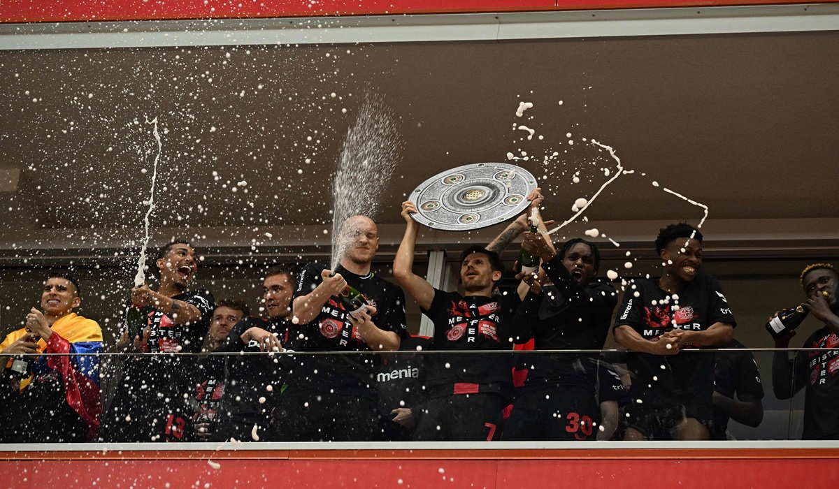 Para pemain Bayer Leverkusen melakukan selebrasi usai menjadi juara Bundesliga
