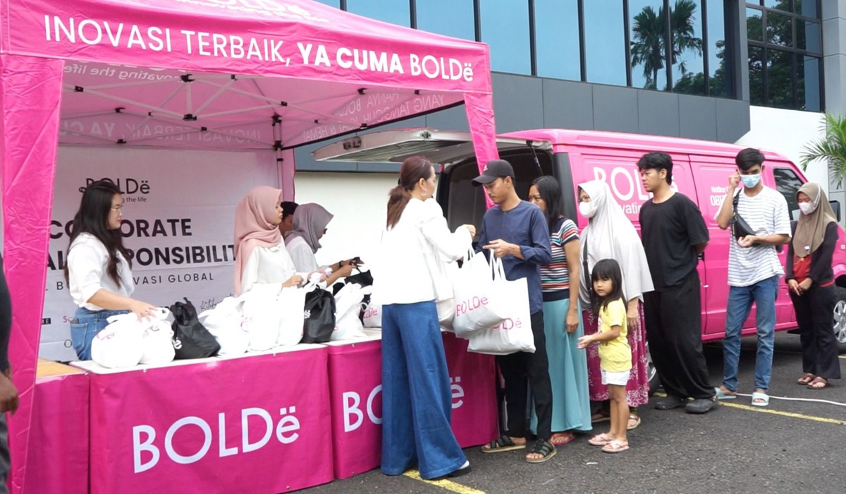 Pembagian paket sembako dari Bolde kepada warga sekitar