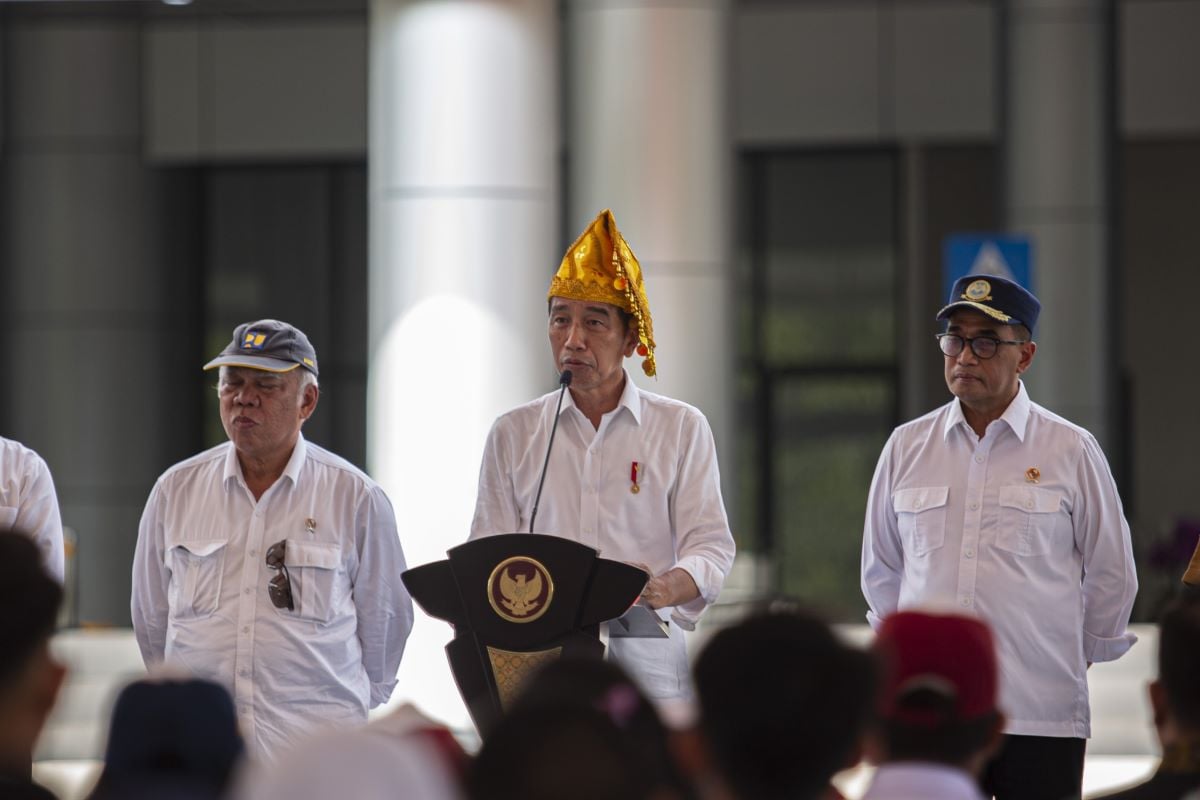 Presiden Joko Widodo meresmikan bandara.