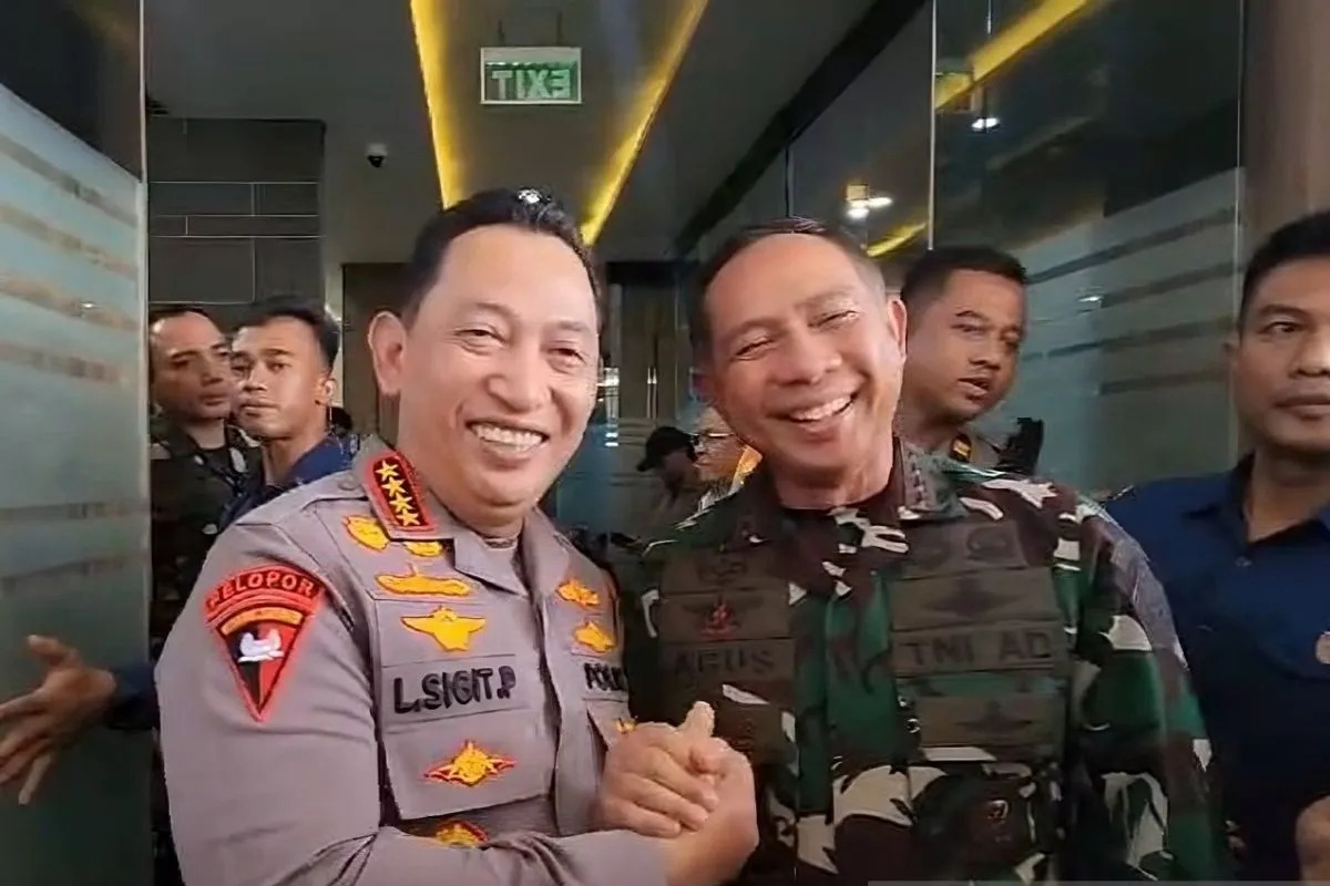 Kapolri Jenderal Pol. Listyo Sigit Prabowo (kiri) dan Panglima TNI Jenderal TNI Agus Subiyanto (kanan) berangkulan, kemarin.