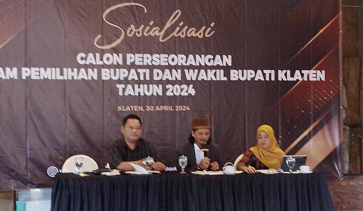 Komisioner KPU Klaten, David Indrawan (kiri), Muhammad Ansori, dan Herlis Setiyanik menyosialisasikan calon perseorangan di Pilkada 2024