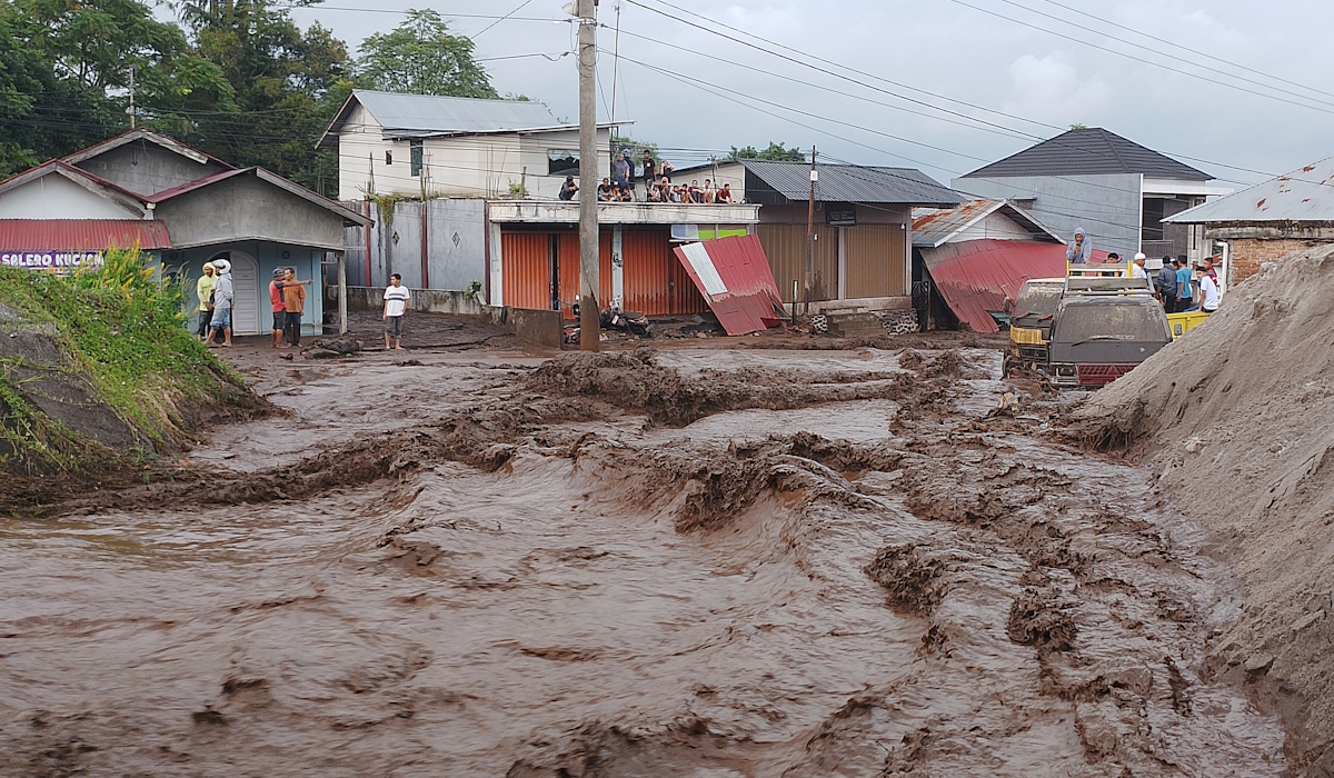 Sejumlah warga menyaksikan banjir lahar dingin menerjang kawasan pemukiman di Nagari Bukik Batabuah, Sumatera Barat 