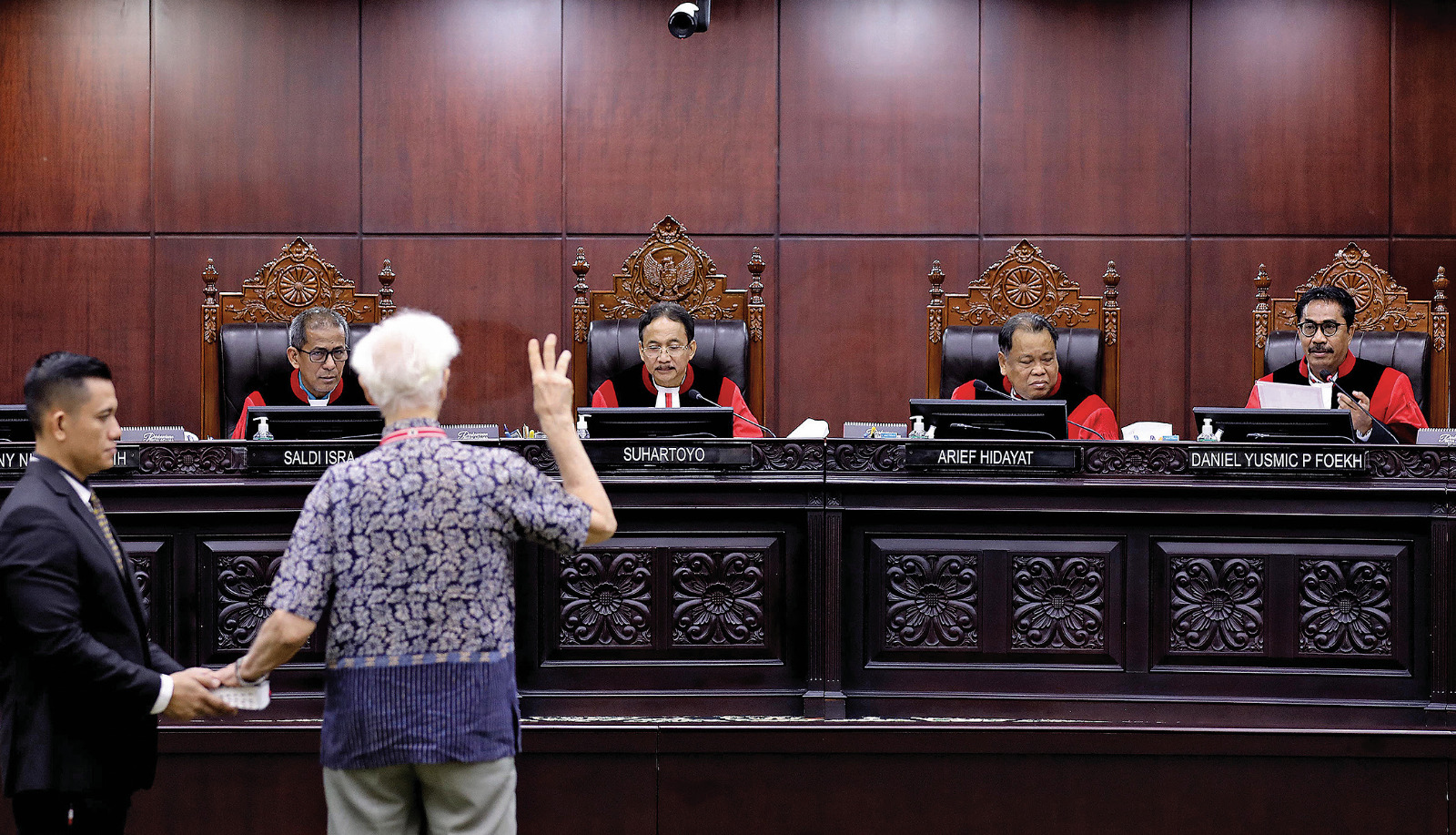 Profesor filsafat STF Driyarkara Franz Magnis-Suseno diambil sumpah sebelum memberikan kesaksian sebagai ahli dalam sidang lanjutan PHPU .