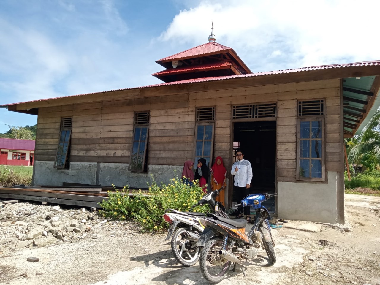 Dai  3T di salah satu musollah di Mentawai.