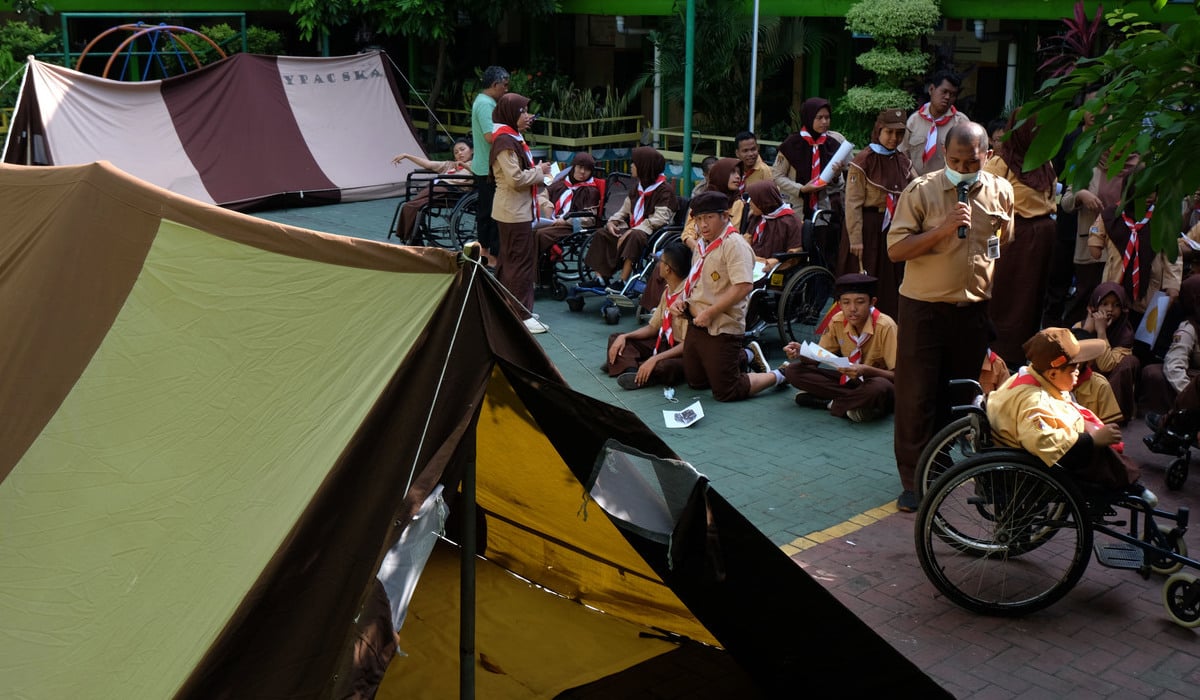 Siswa Yayasan Pembinaan Anak Cacat (YPAC) Solo mengikuti perlombaan saat kegiatan kemah pramuka, di Solo.