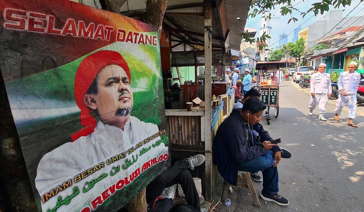 Poster bergambar Rizieq Shihab di Petamburan Jakarta