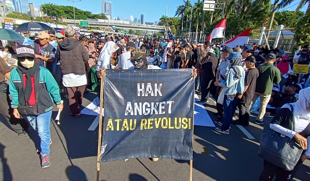 Ilustrasi: massa dari berbagai elemen menggelar aksi unjuk rasa di depan Gedung DPR RI 