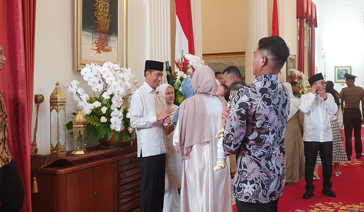 Warga Antusias Bersalaman dengan Jokowi