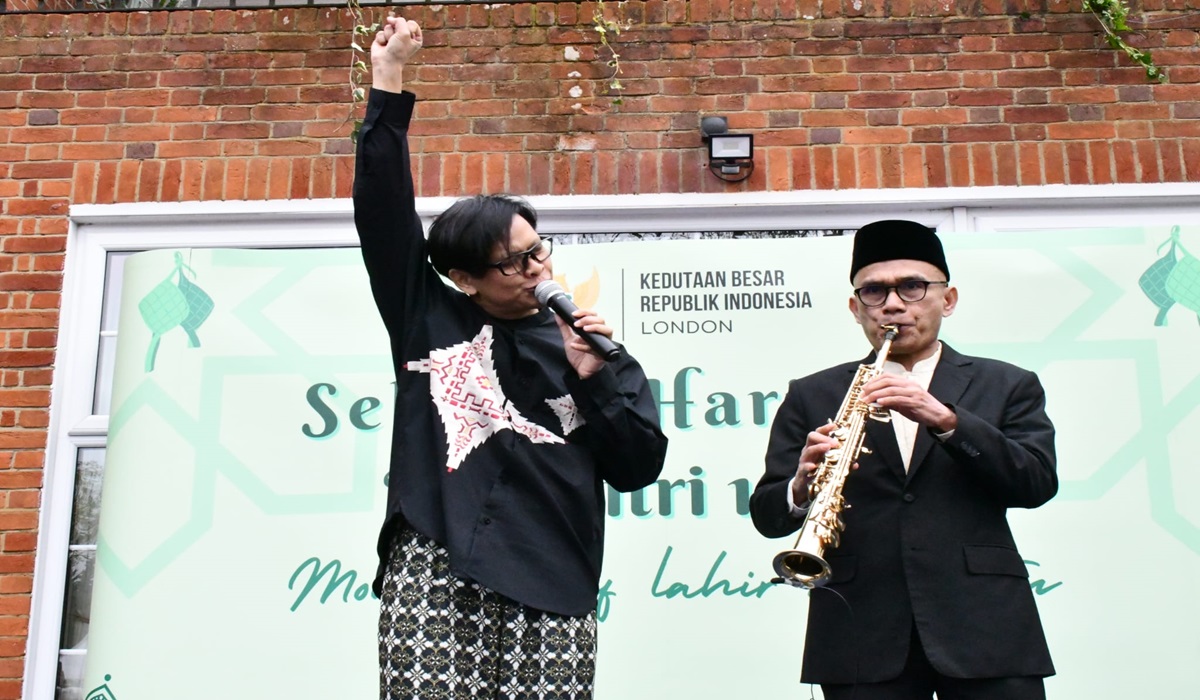 Penampilan Armand Maulana (kiri) bersama Dubes RI untuk Inggris Desra Percaya di acara Halal Bihalal Idul Fitri di KBRI London.