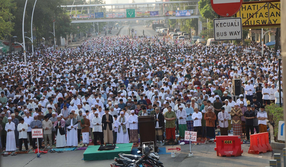 Ribuan umat muslim melaksanakan Salat Idul Fitri 1 Syawal 1444 Hijriah di Jatinegara 