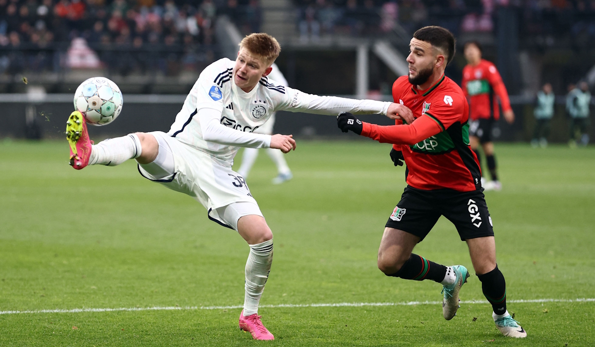Kristian Hlynsson (kiri) dari Ajax berebut bola dengan Calvin Verdonk dari NEC Nijmegen 